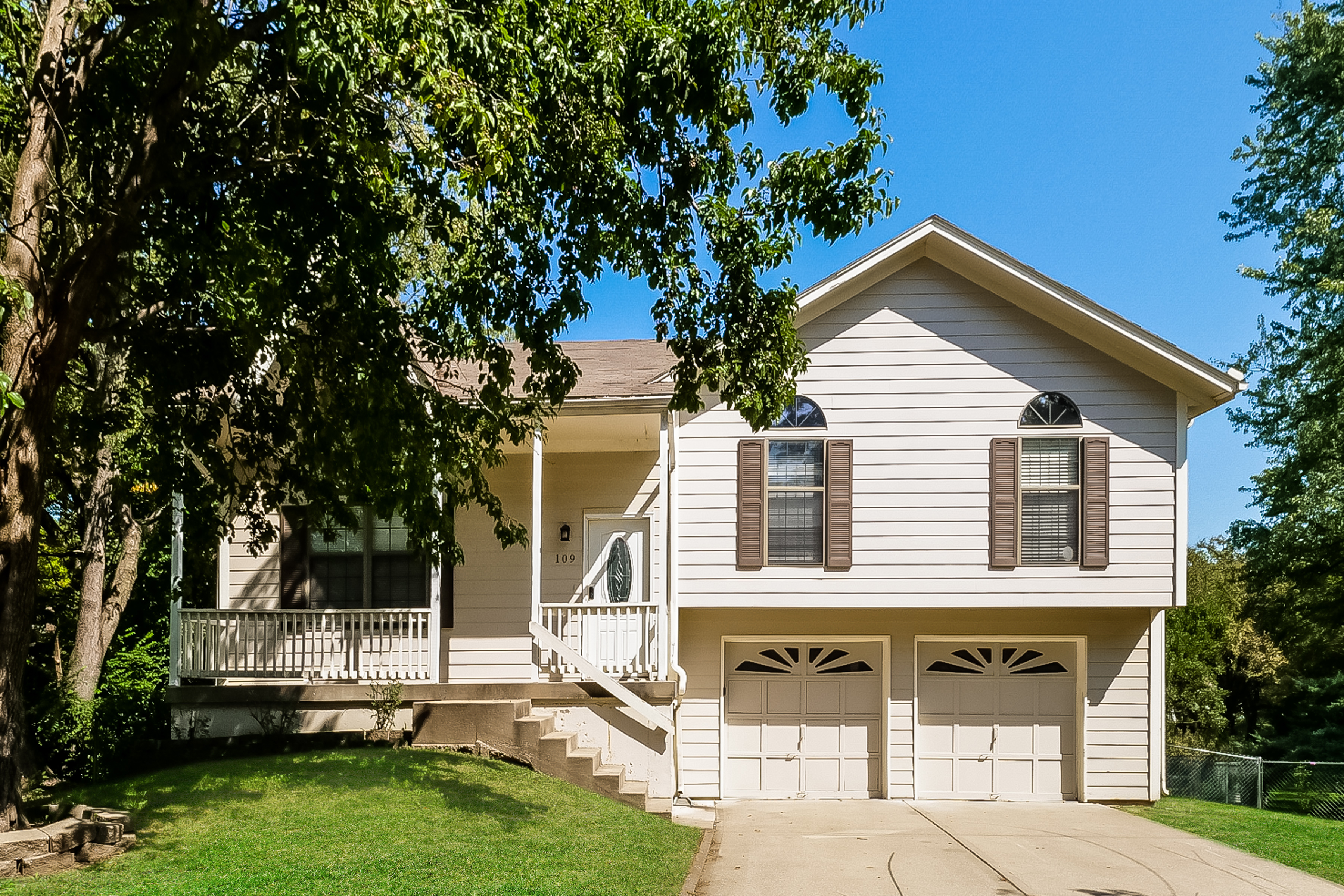 109 SE Keystone Circle Blue Springs, MO 64014